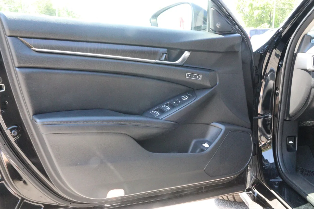 2019 Honda Accord — photo 23 of 33