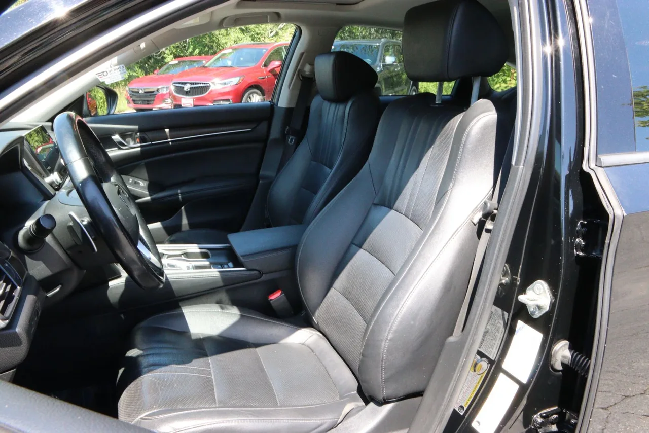 2019 Honda Accord — photo 24 of 33