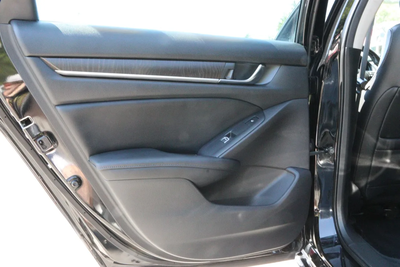 2019 Honda Accord — photo 26 of 33