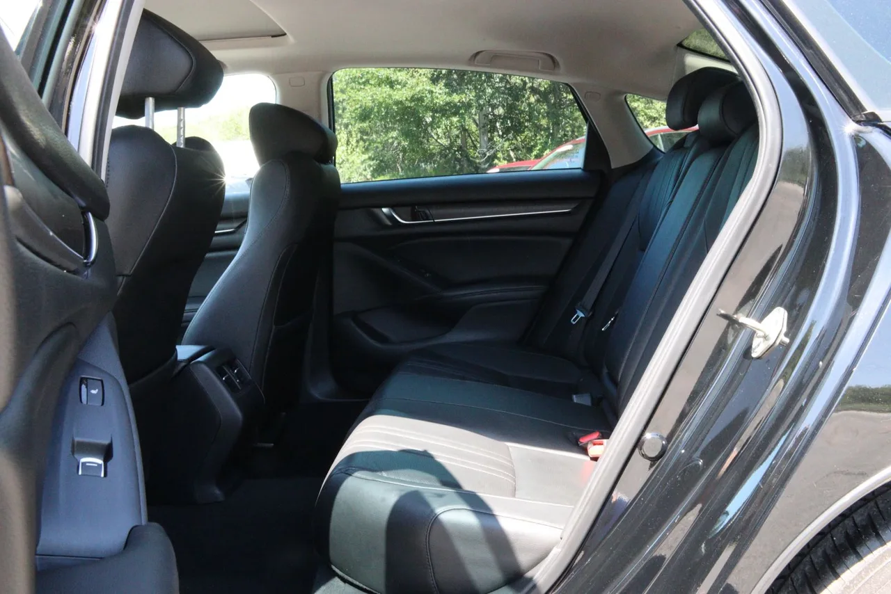 2019 Honda Accord — photo 27 of 33