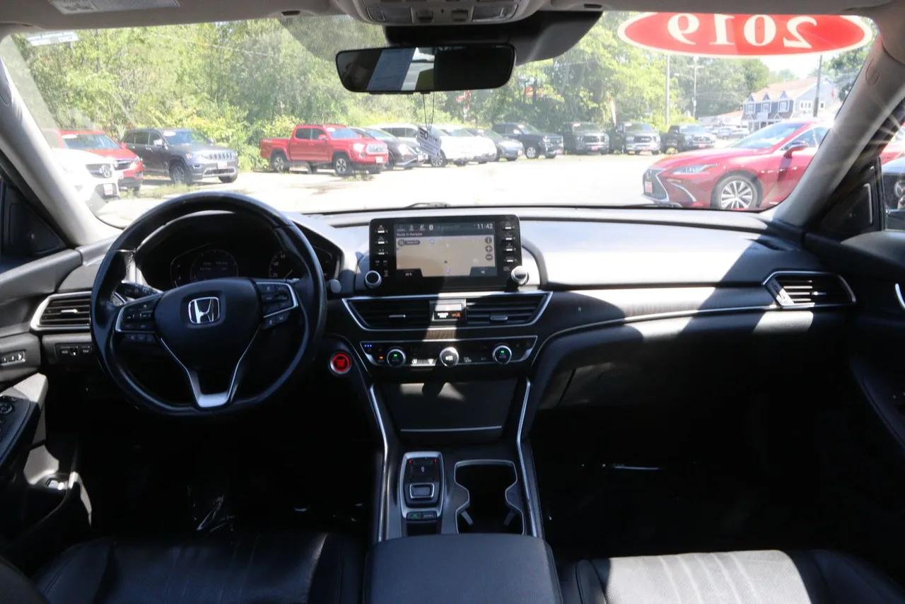 2019 Honda Accord — photo 31 of 33