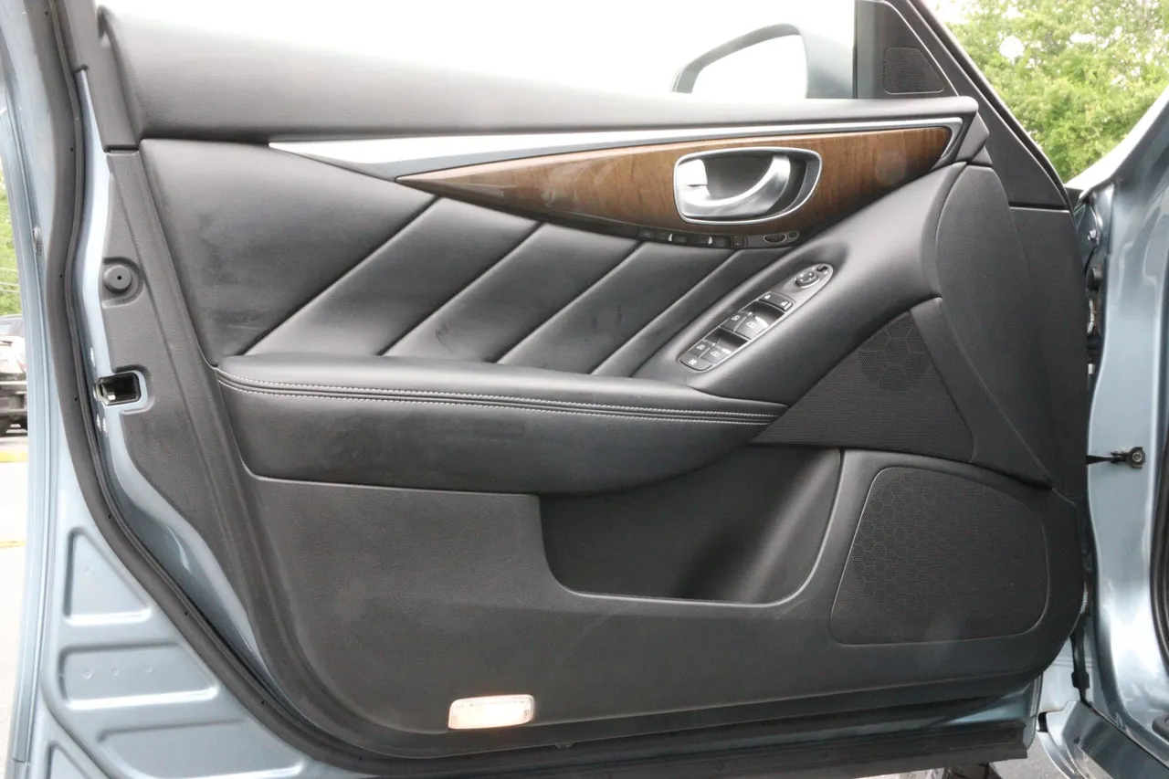 2019 Infiniti Q50 — photo 12 of 34