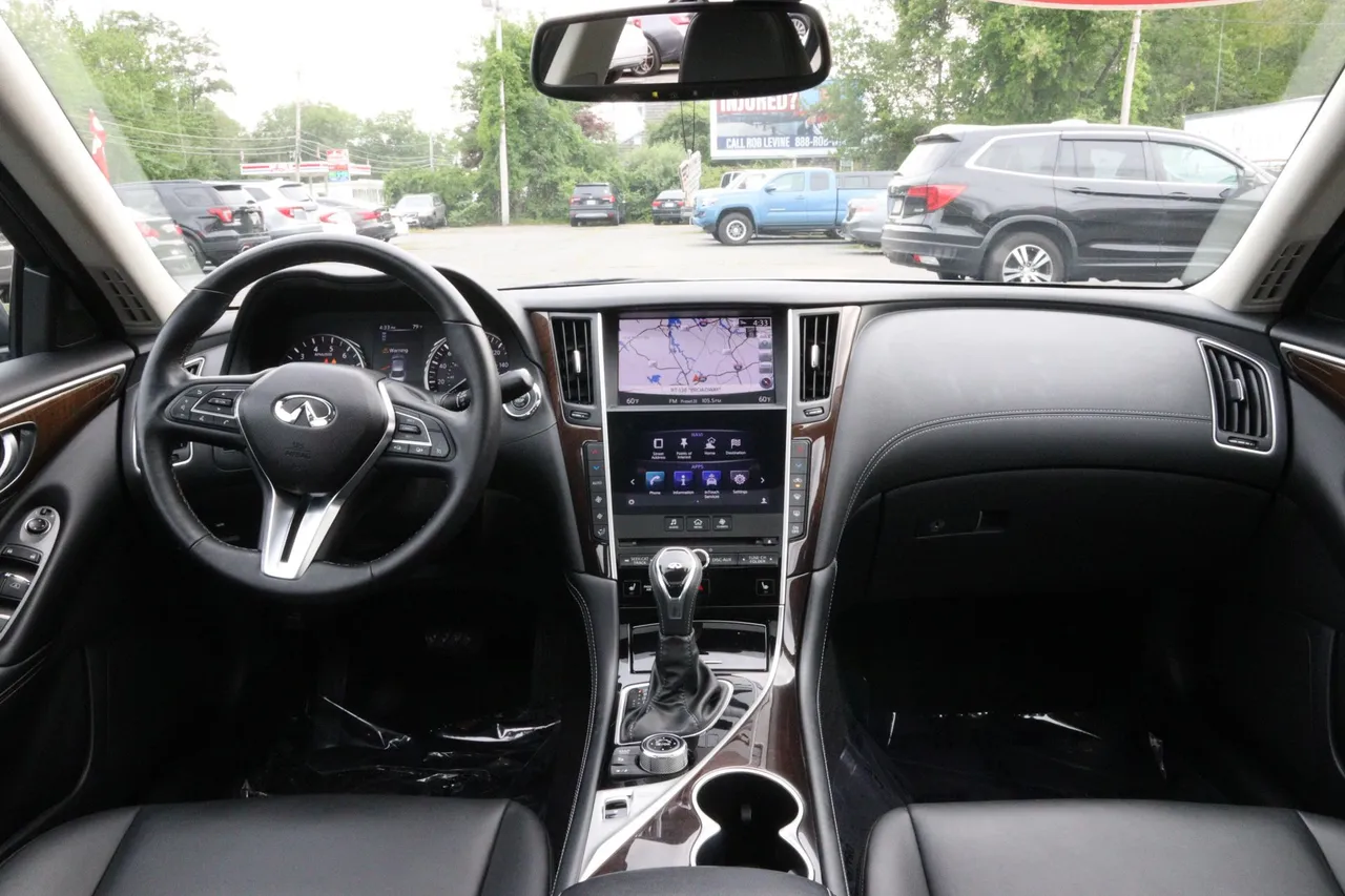 2019 Infiniti Q50 — photo 17 of 34