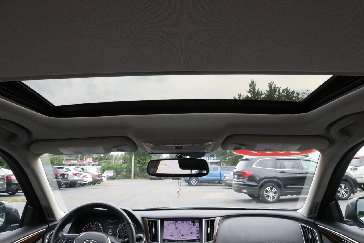 2019 Infiniti Q50 — photo 18 of 34
