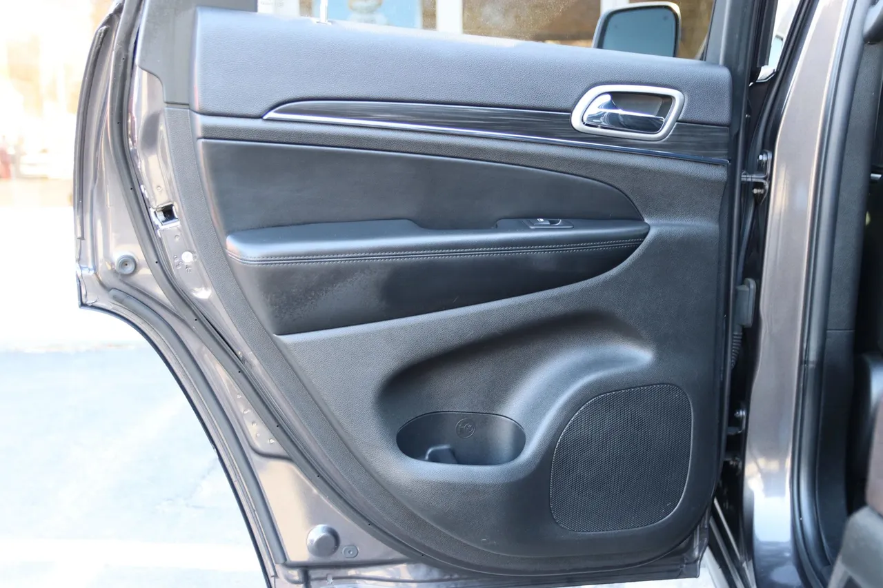 2019 Jeep Grand Cherokee — photo 14 of 33