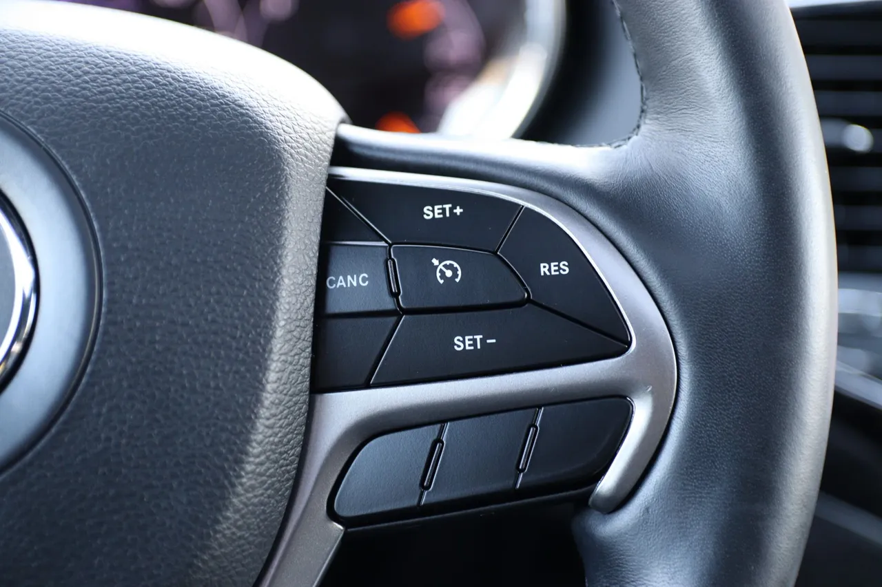 2019 Jeep Grand Cherokee — photo 24 of 33