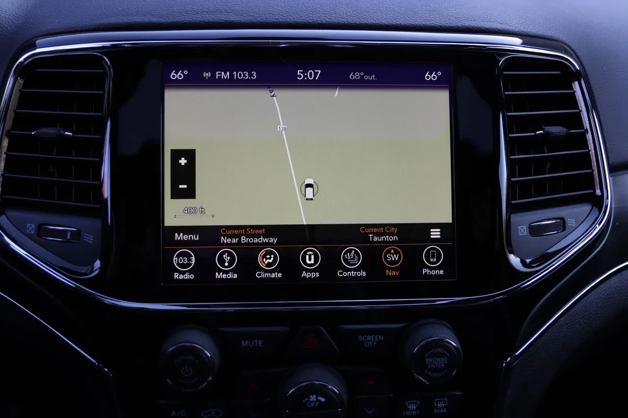 2019 Jeep Grand Cherokee — photo 25 of 33