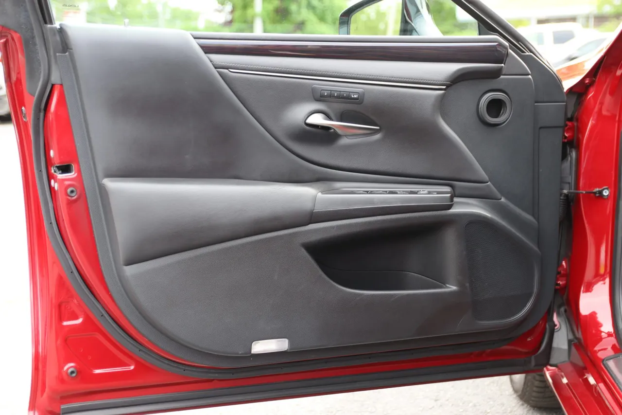 2019 Lexus ES — photo 9 of 30
