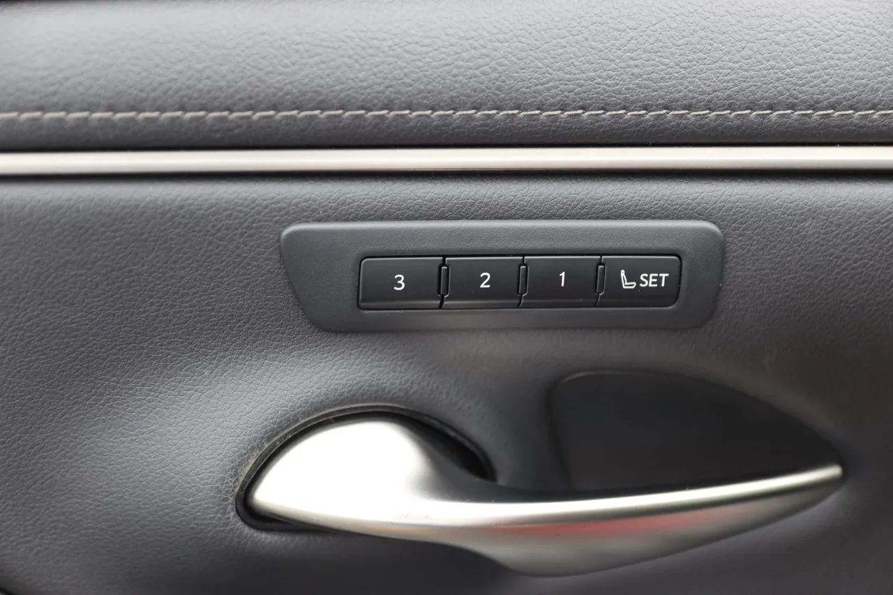2019 Lexus ES — photo 11 of 30