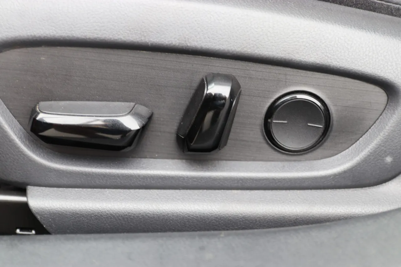 2019 Lexus ES — photo 13 of 30