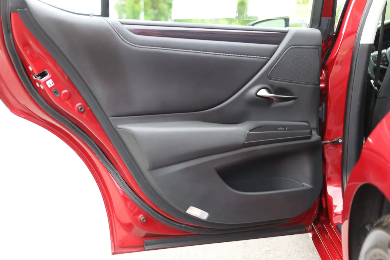 2019 Lexus ES — photo 14 of 30