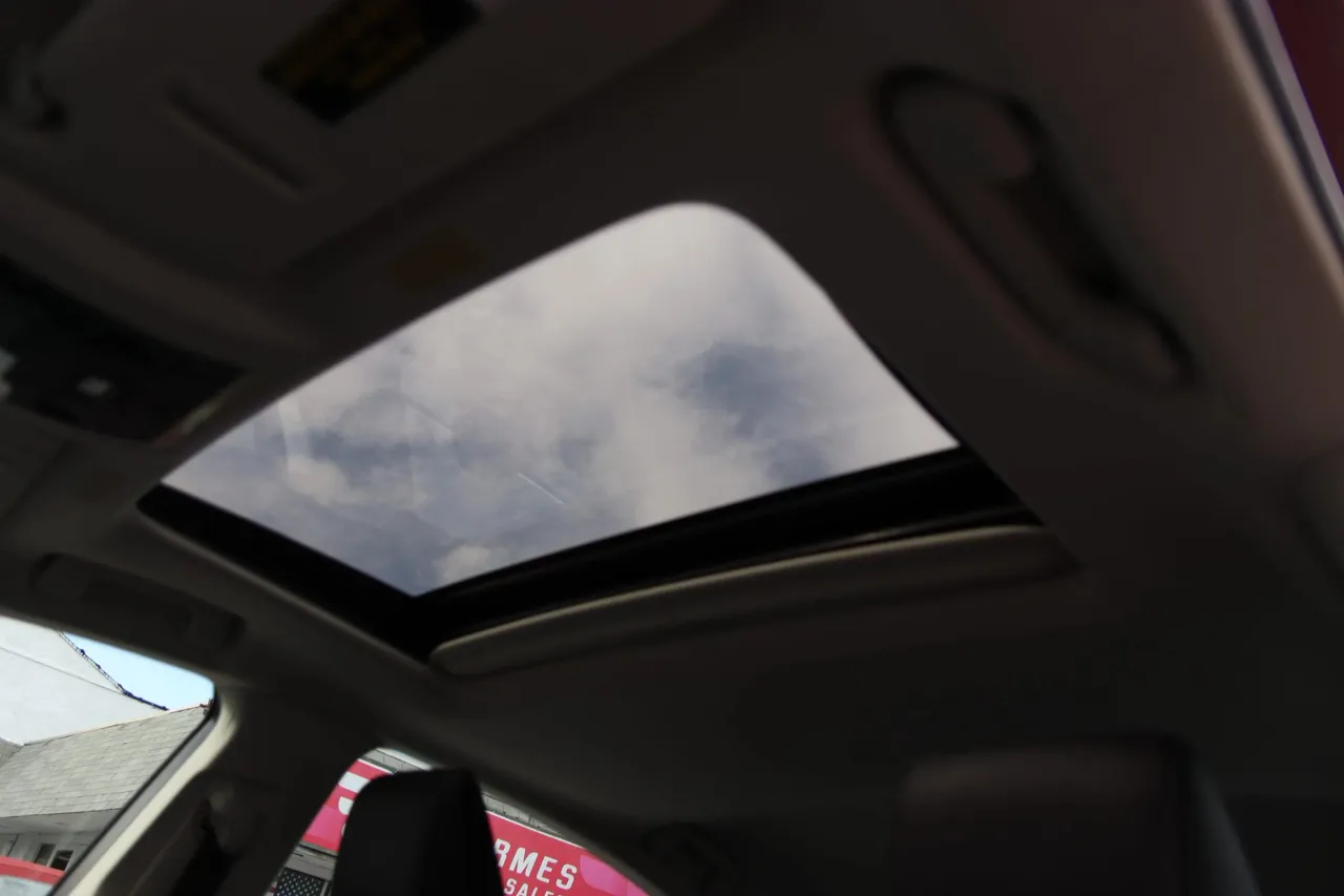 2019 Lexus ES — photo 16 of 30