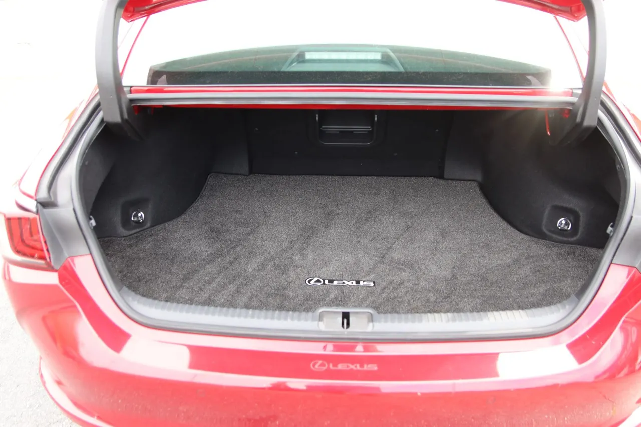 2019 Lexus ES — photo 17 of 30