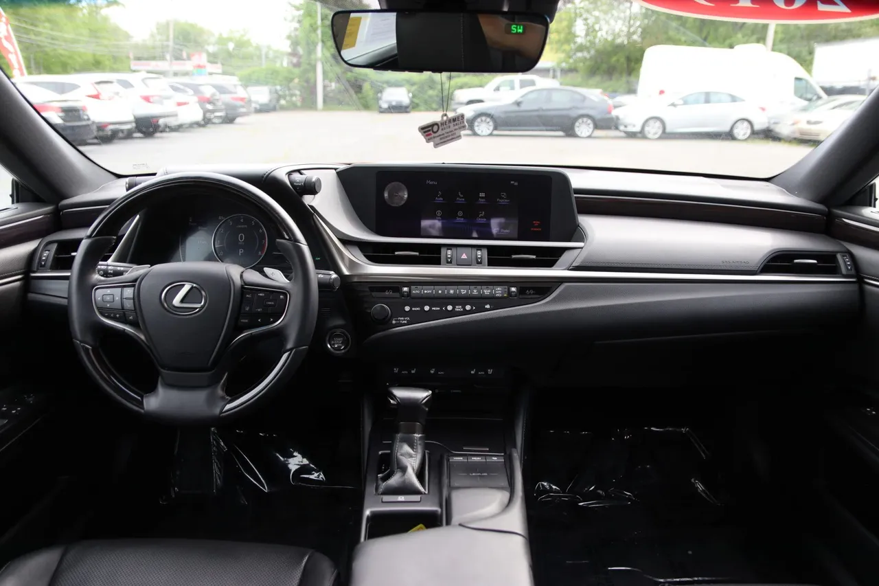 2019 Lexus ES — photo 18 of 30