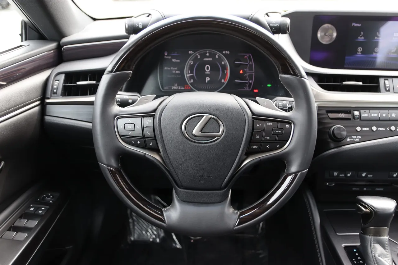 2019 Lexus ES — photo 19 of 30