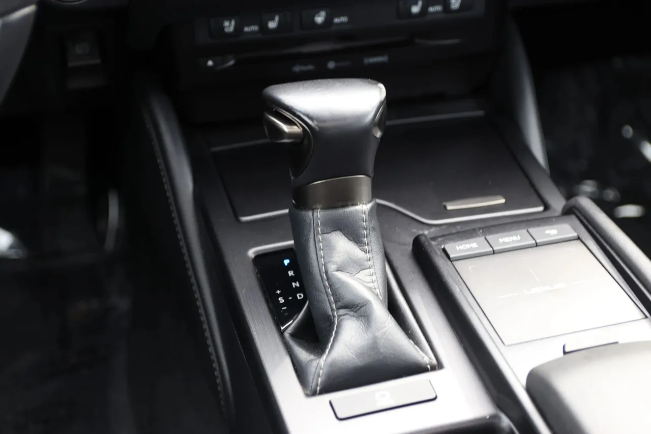 2019 Lexus ES — photo 23 of 30