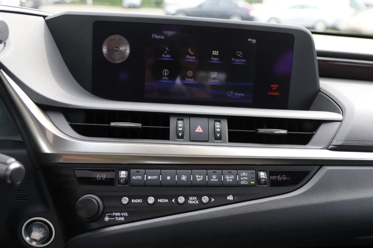 2019 Lexus ES — photo 24 of 30