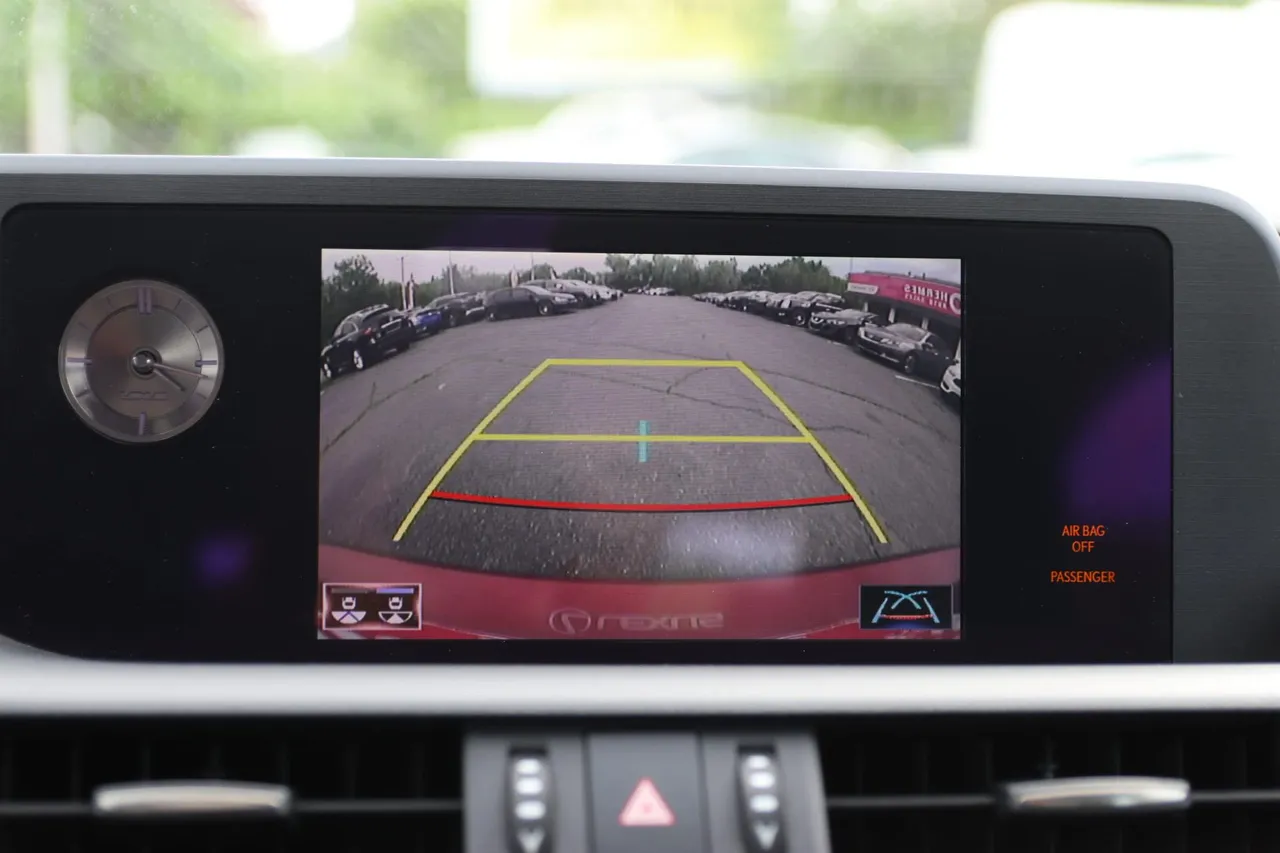 2019 Lexus ES — photo 25 of 30