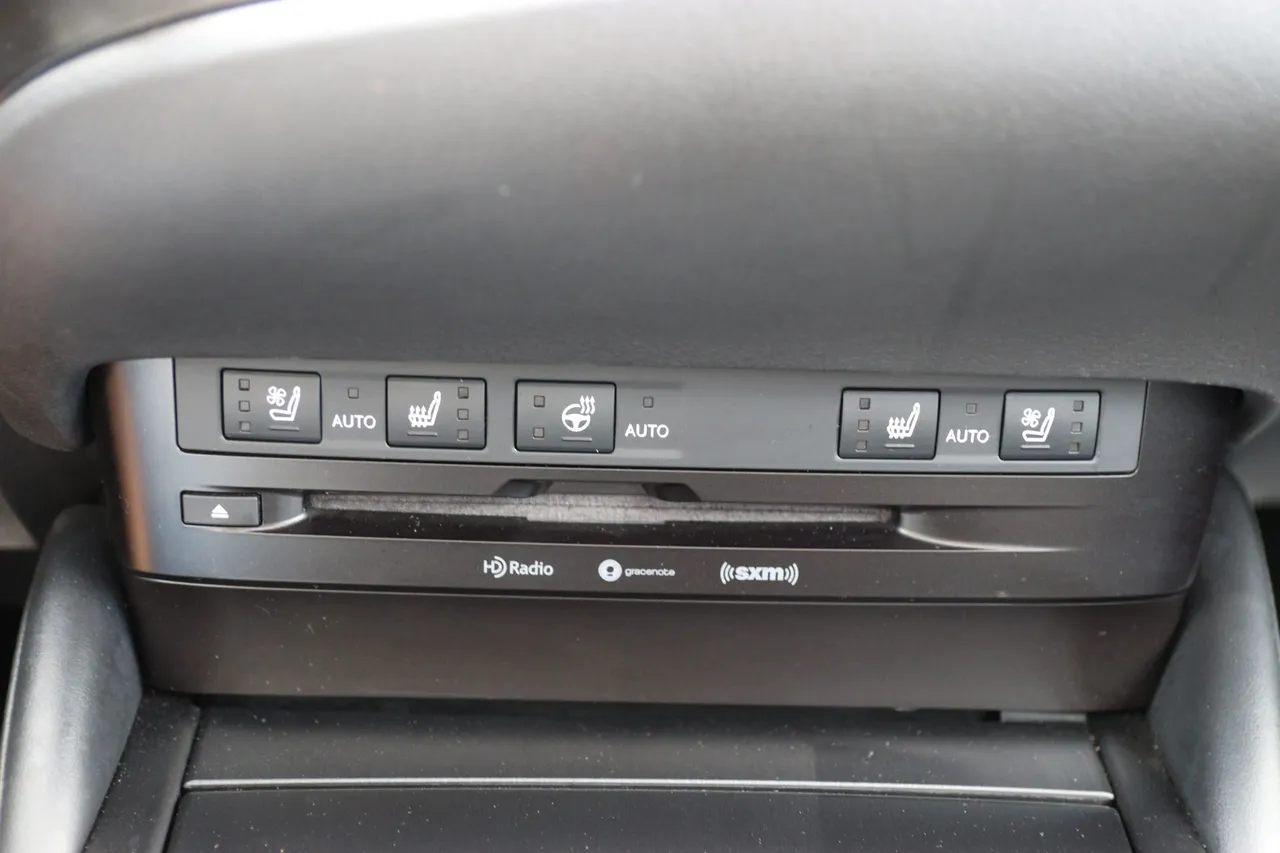 2019 Lexus ES — photo 26 of 30