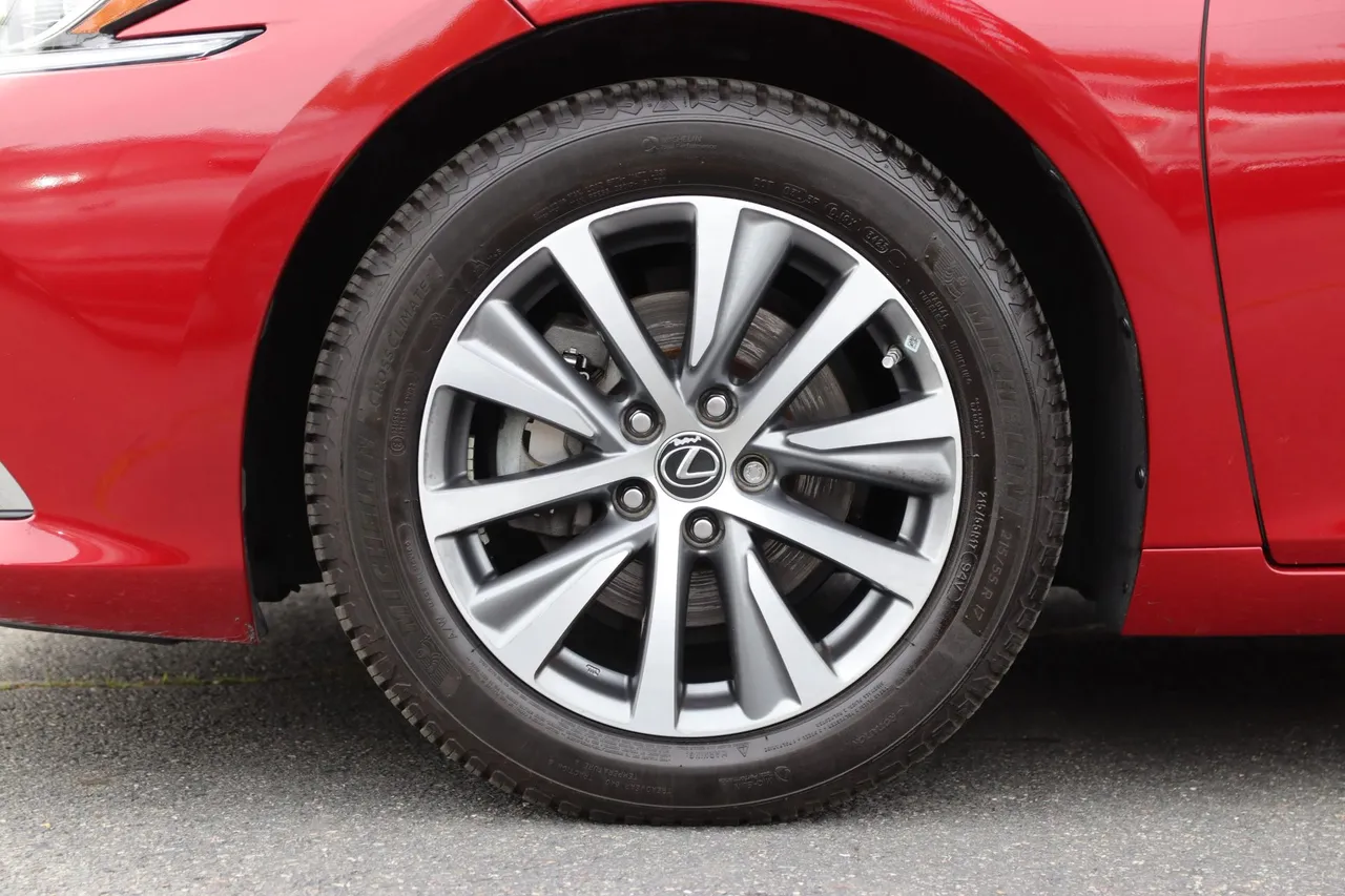 2019 Lexus ES — photo 27 of 30