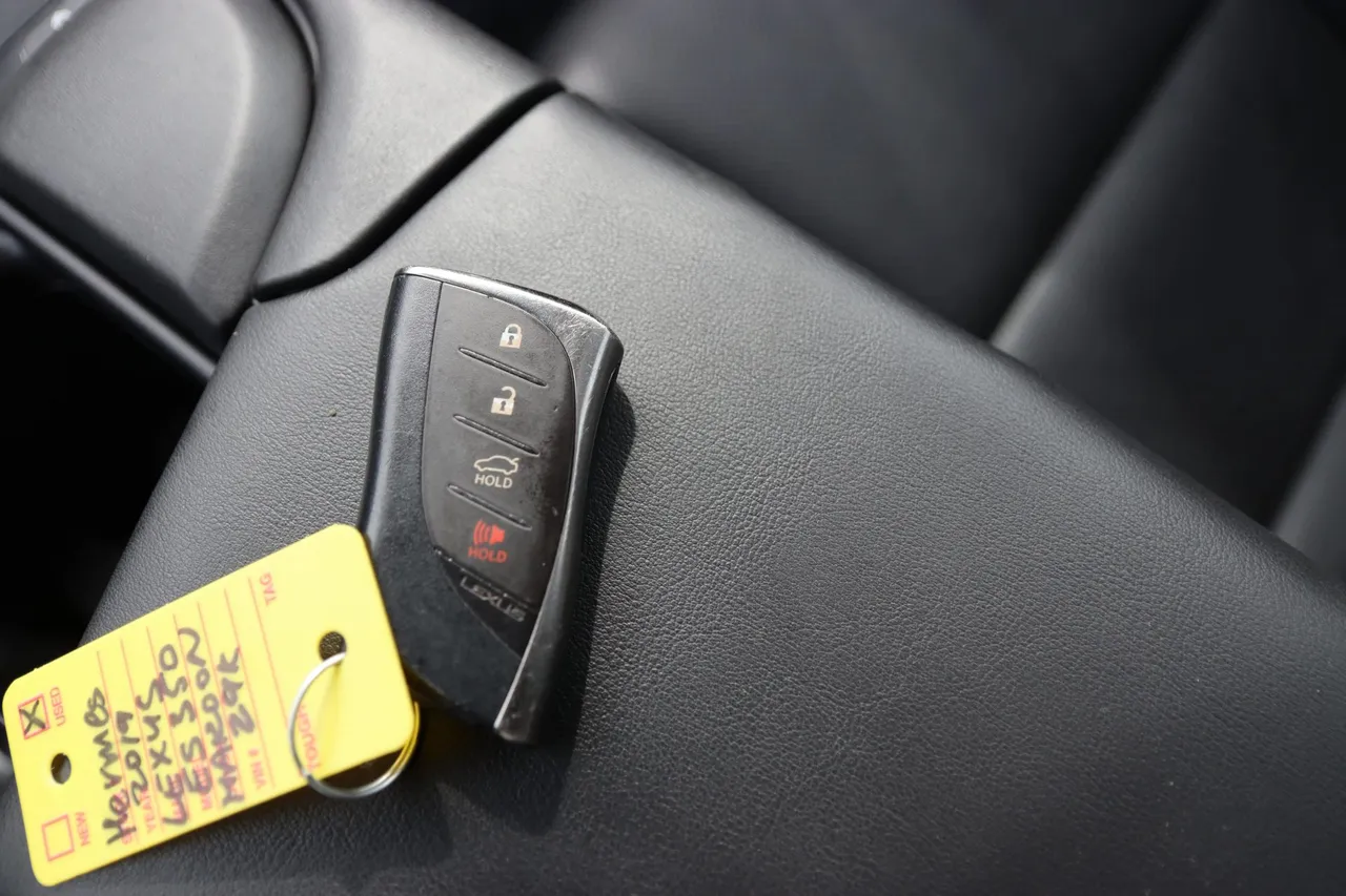 2019 Lexus ES — photo 29 of 30