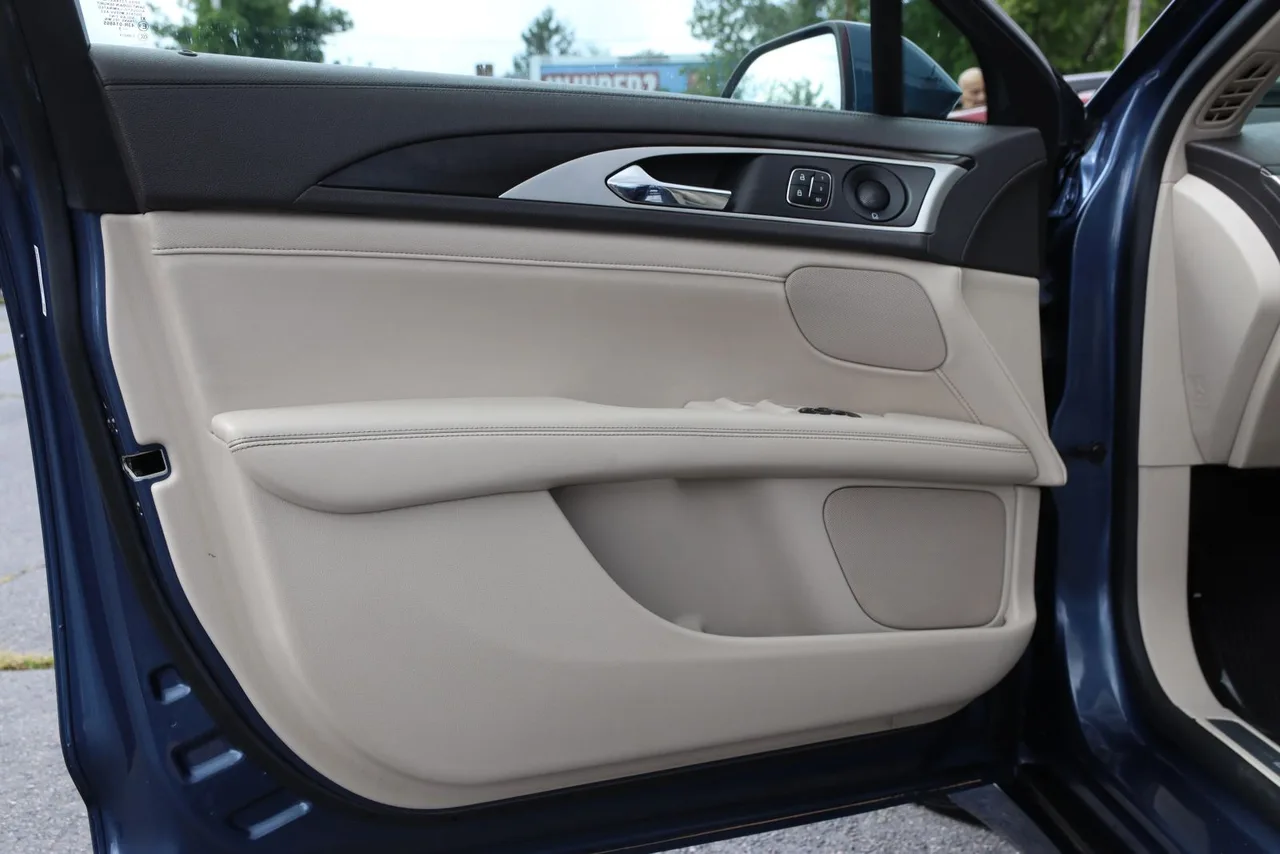 2019 Lincoln MKZ — photo 13 of 33