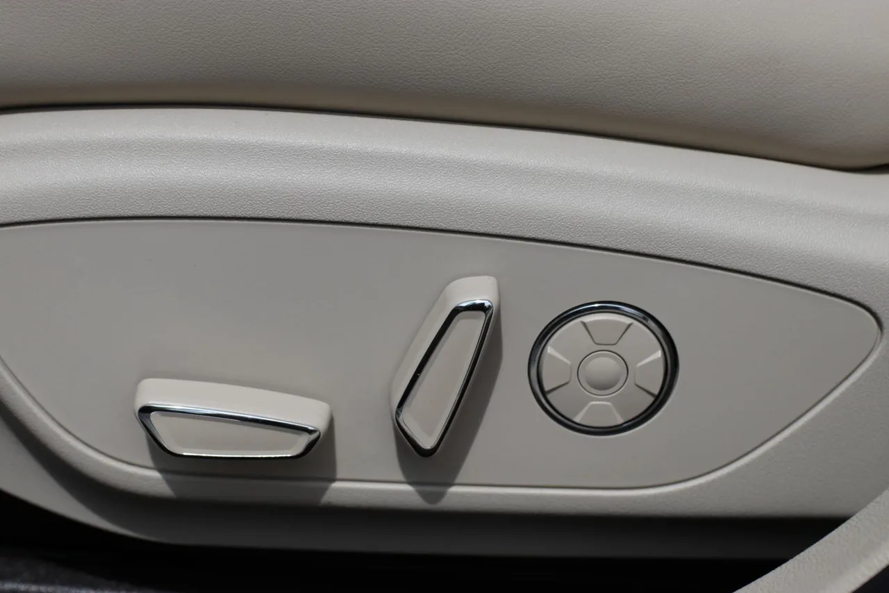 2019 Lincoln MKZ — photo 15 of 33
