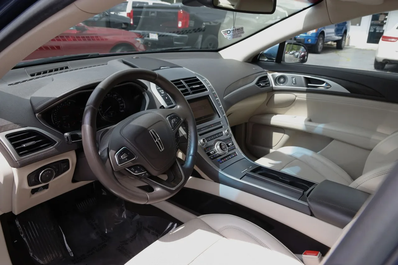 2019 Lincoln MKZ — photo 17 of 33