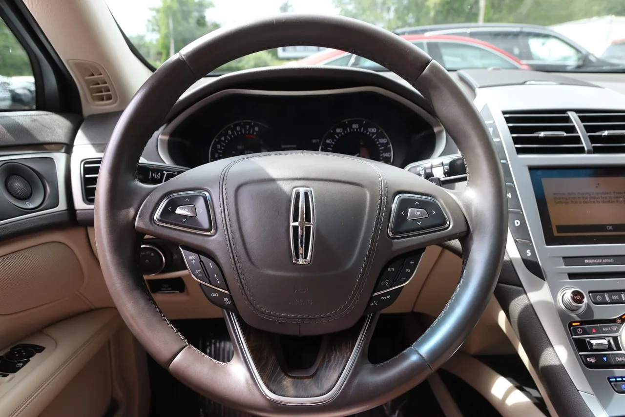 2019 Lincoln MKZ — photo 19 of 33