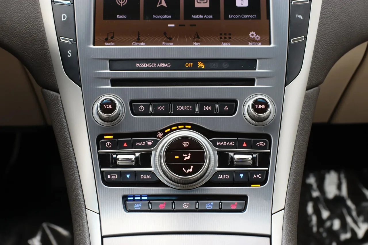 2019 Lincoln MKZ — photo 24 of 33