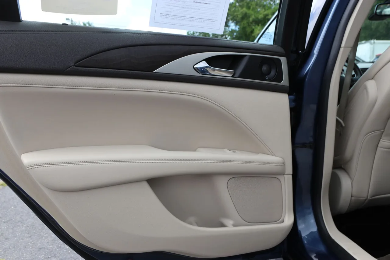 2019 Lincoln MKZ — photo 30 of 33