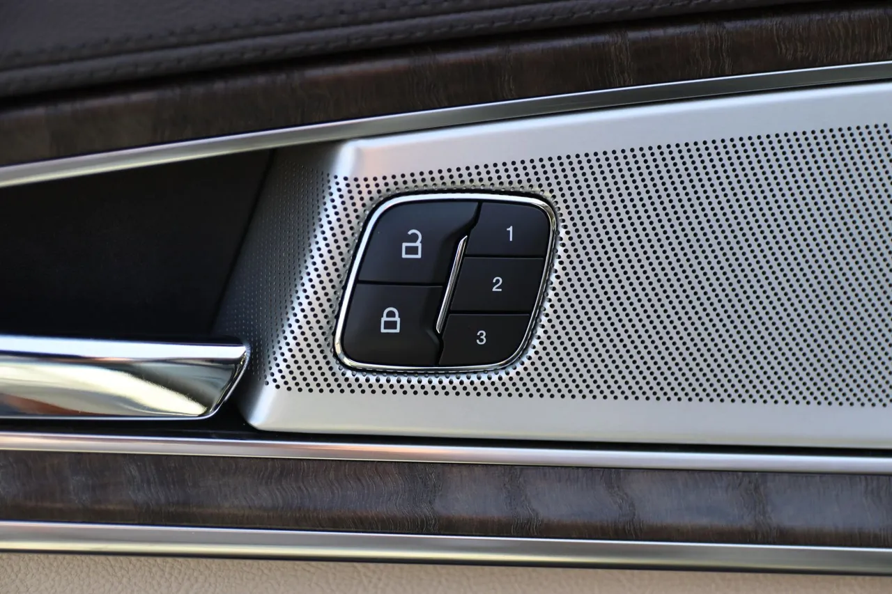 2019 Lincoln Nautilus — photo 11 of 35