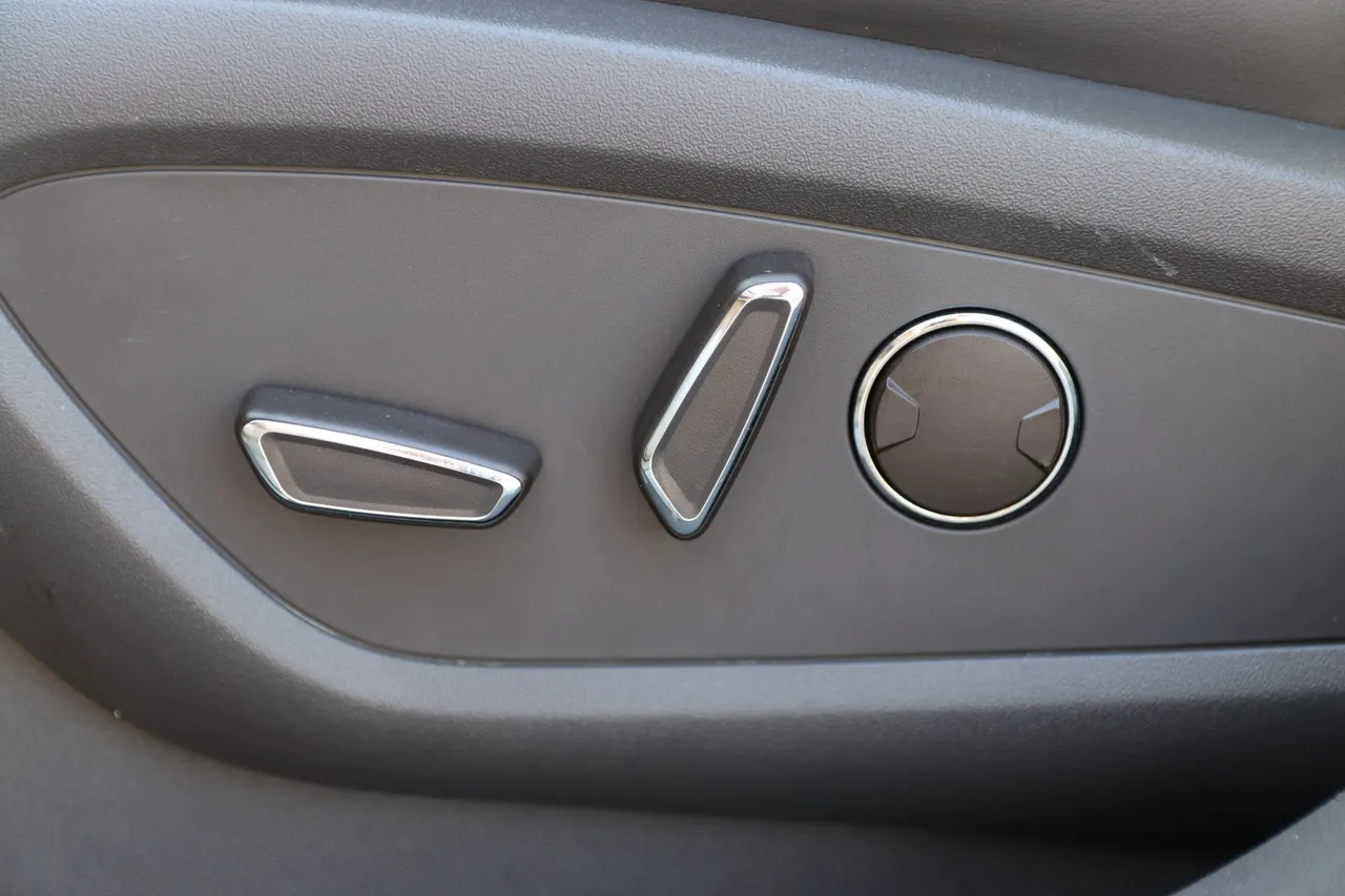 2019 Lincoln Nautilus — photo 13 of 35