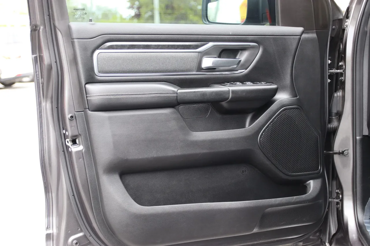2019 Ram 1500 Crew Cab — photo 9 of 32