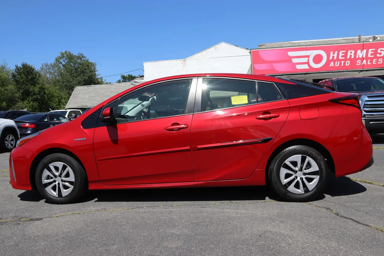 2019 Toyota Prius — photo 2 of 32