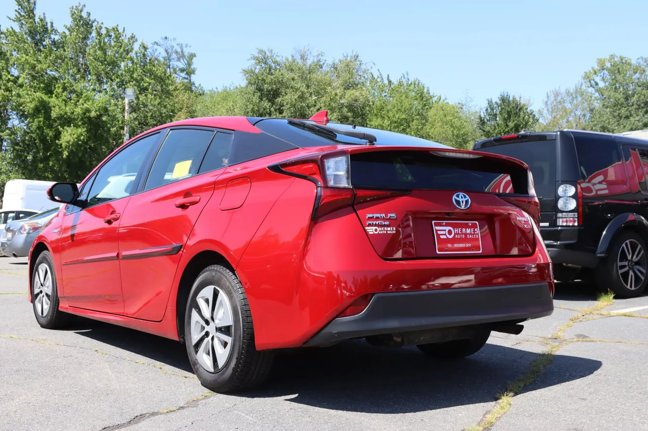 2019 Toyota Prius — photo 3 of 32
