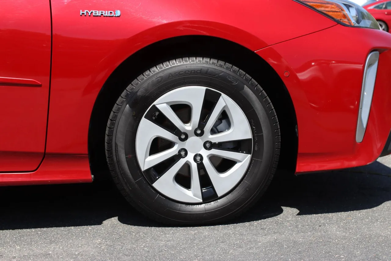 2019 Toyota Prius — photo 7 of 32