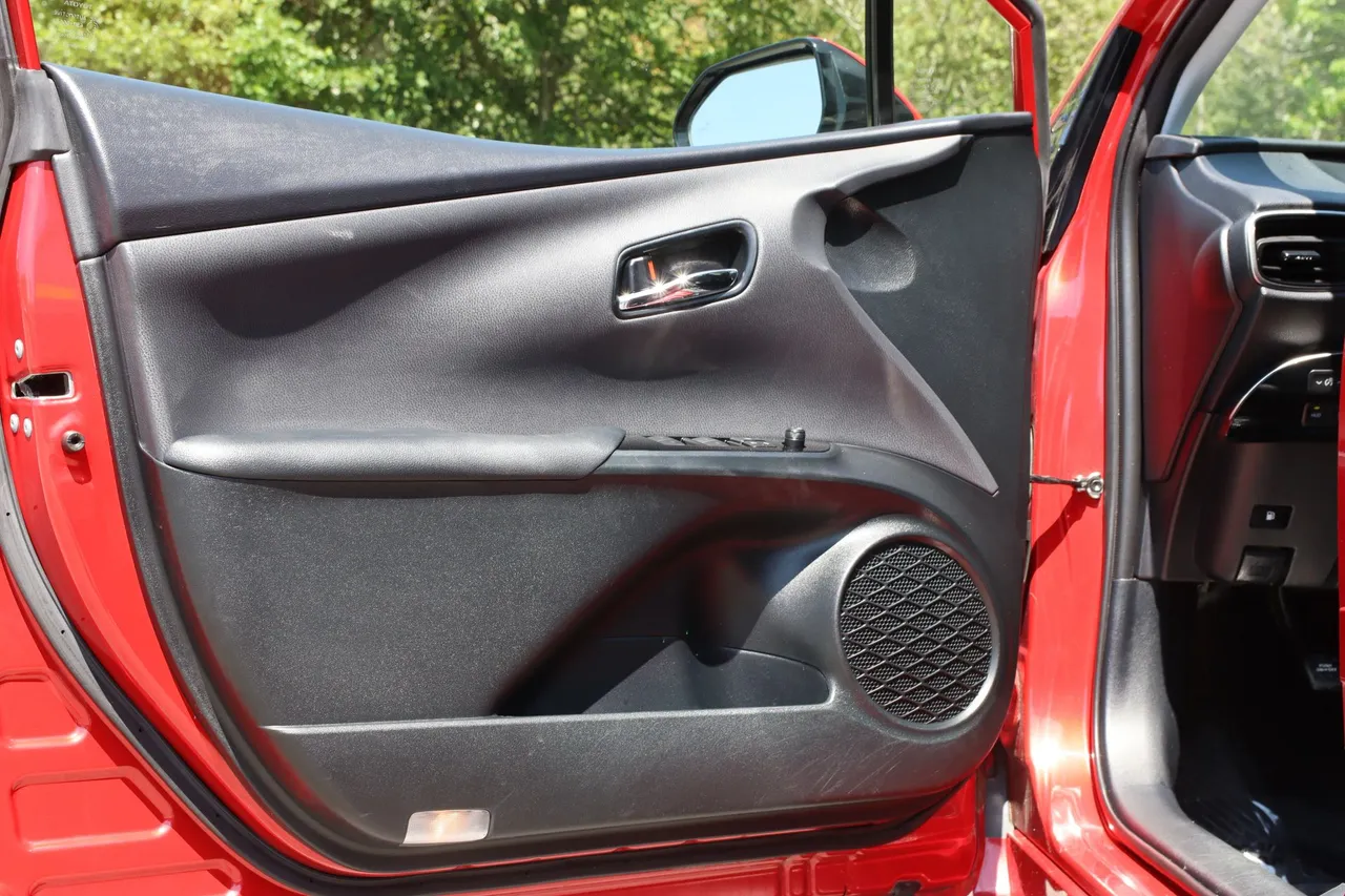 2019 Toyota Prius — photo 12 of 32