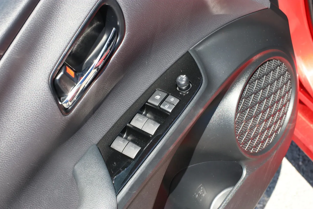 2019 Toyota Prius — photo 13 of 32
