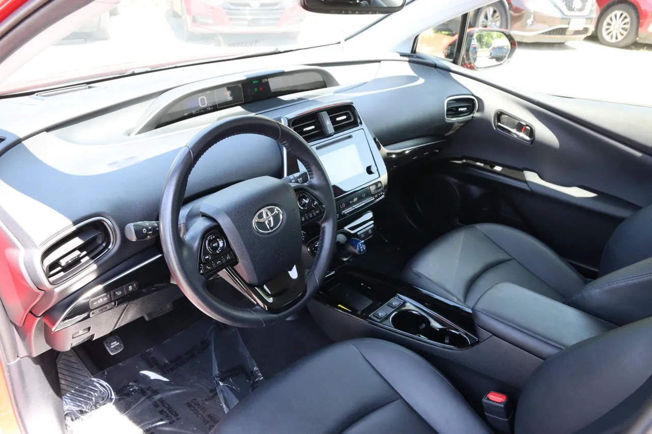2019 Toyota Prius — photo 16 of 32
