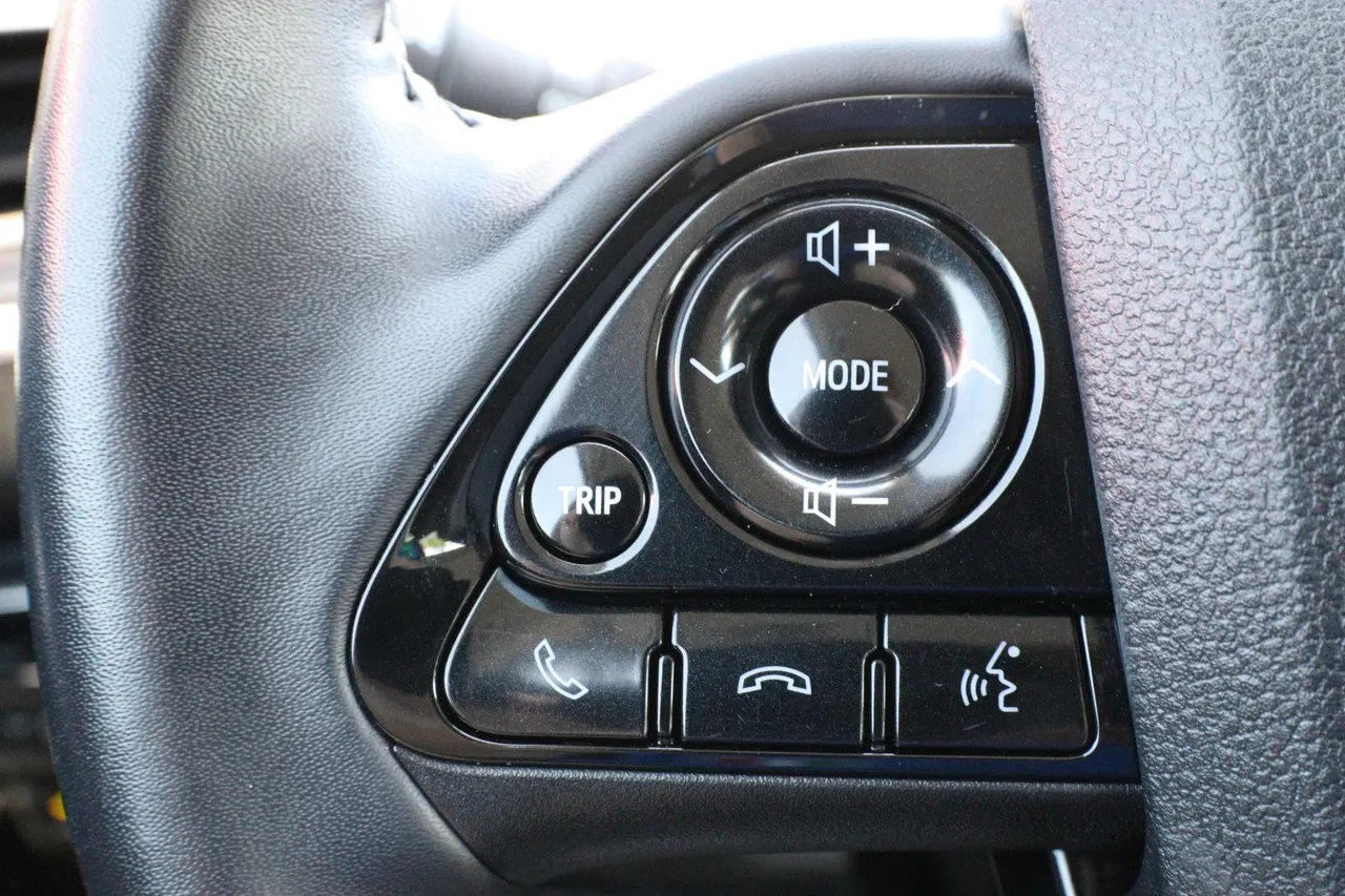 2019 Toyota Prius — photo 18 of 32