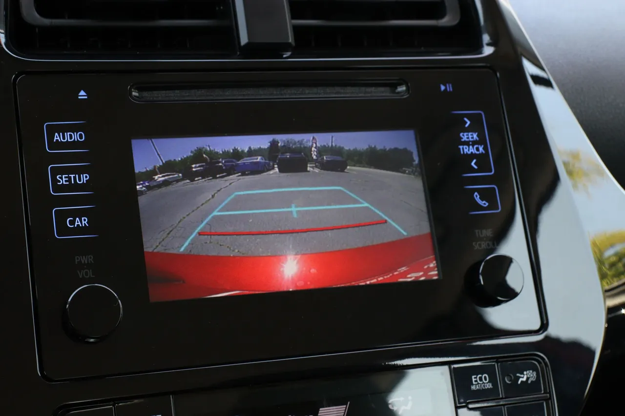 2019 Toyota Prius — photo 24 of 32