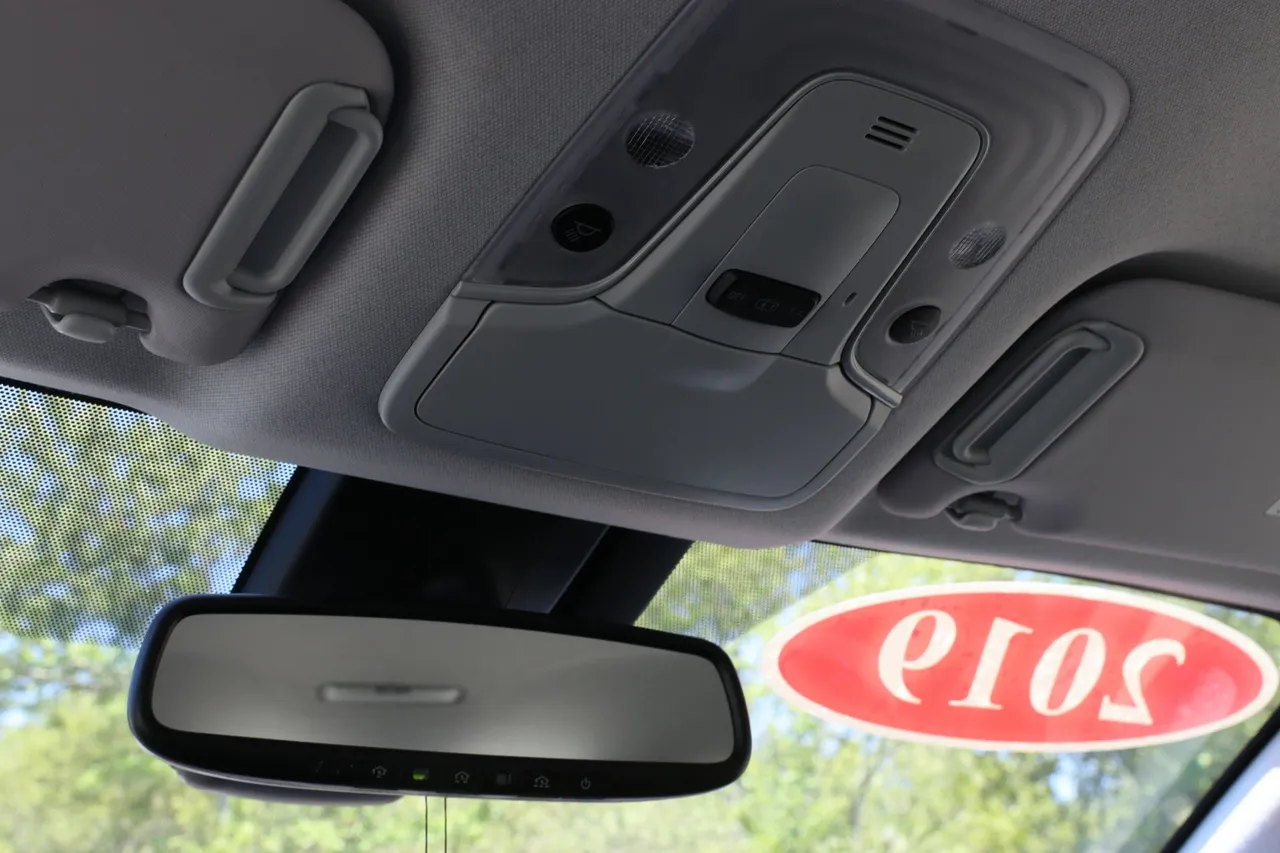 2019 Toyota Prius — photo 28 of 32