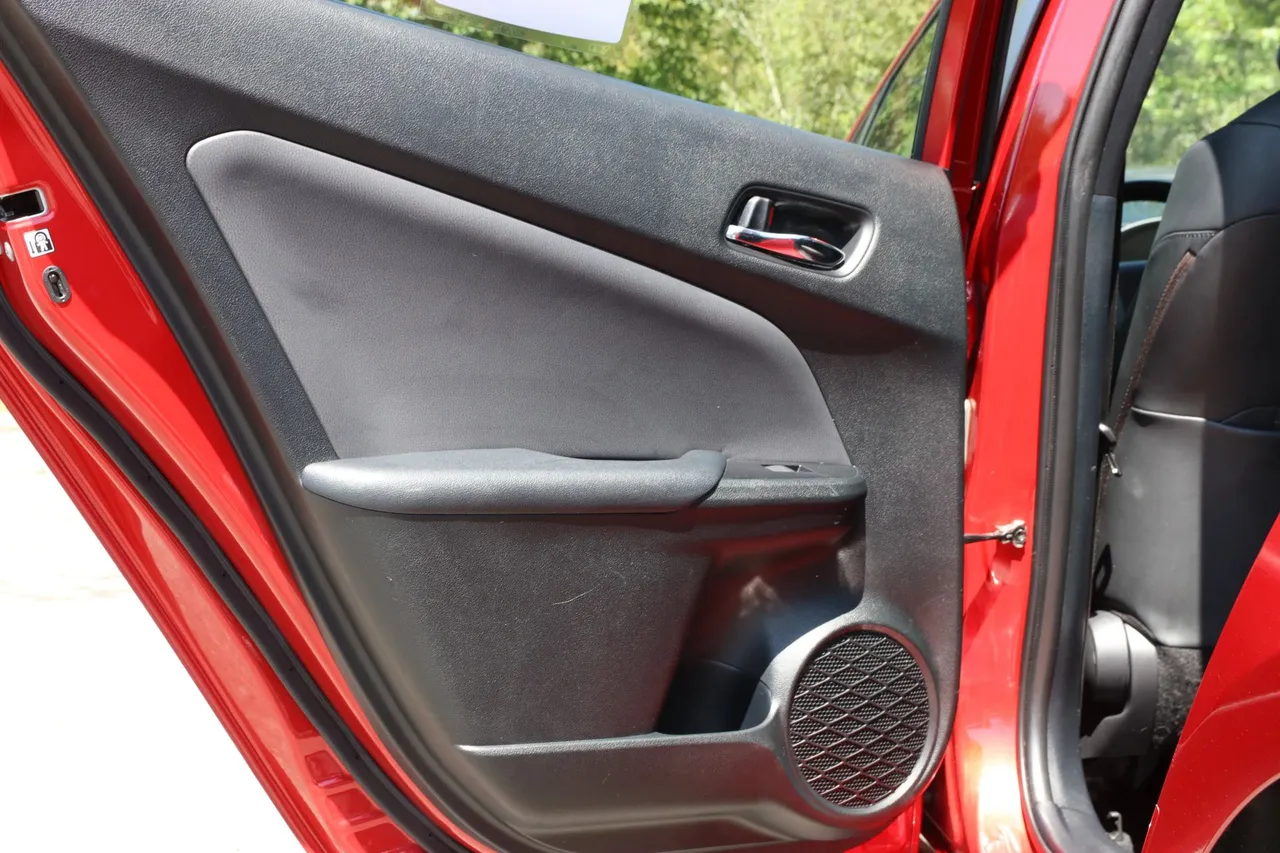 2019 Toyota Prius — photo 29 of 32