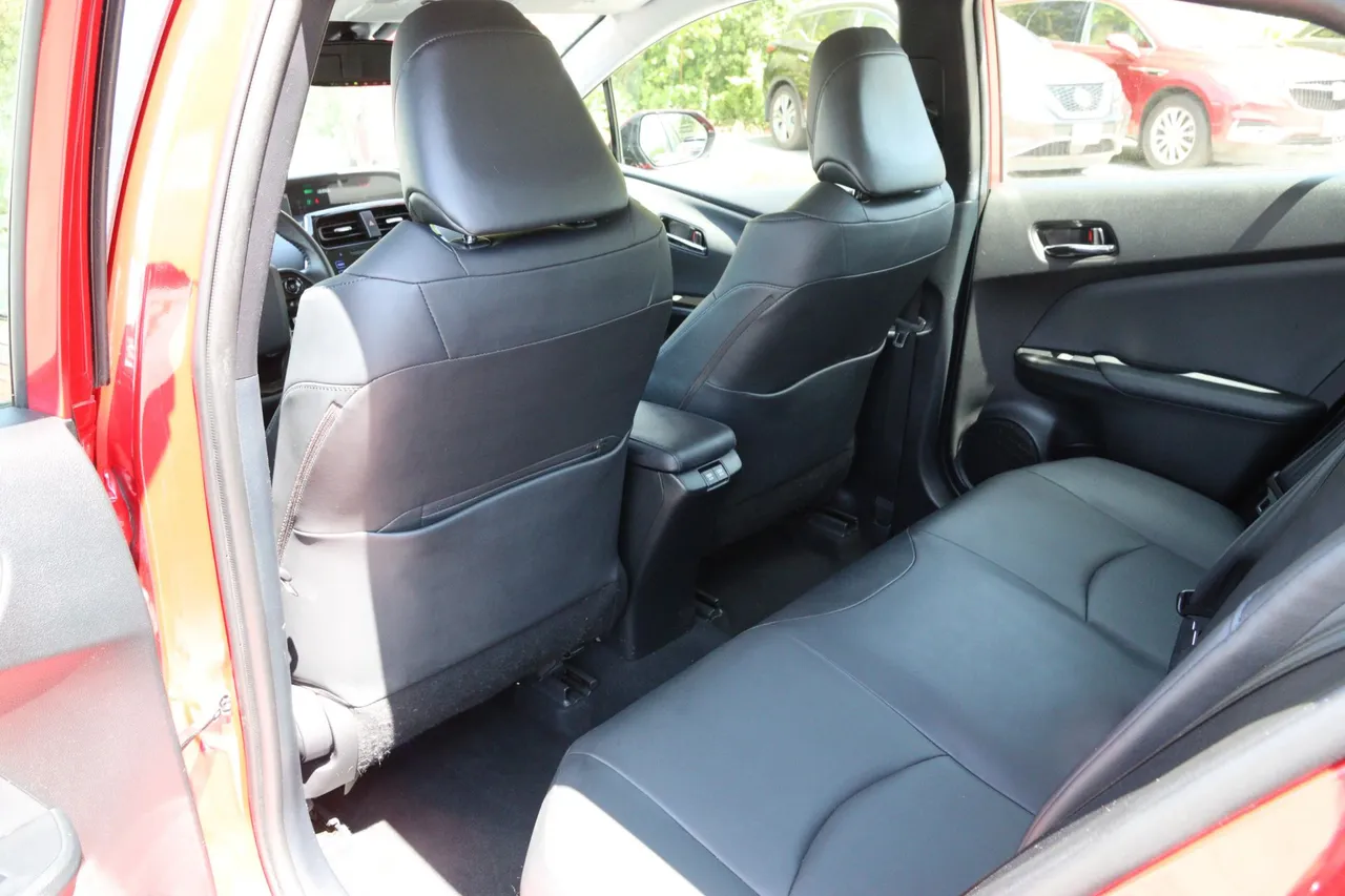 2019 Toyota Prius — photo 30 of 32