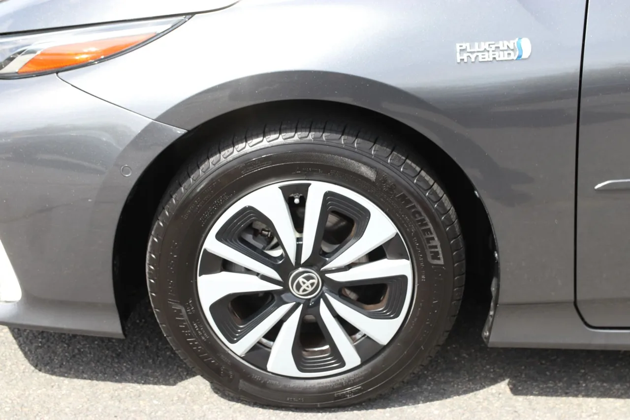 2019 Toyota Prius Prime Advanced Hatchback 4D in Gray — photo 4 of 37