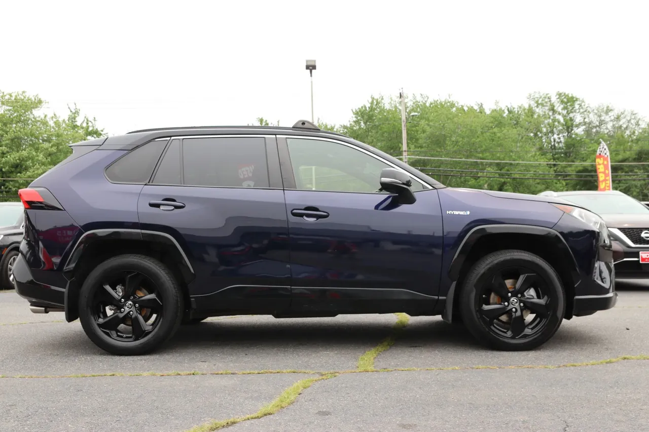 2019 Toyota RAV4 Hybrid — photo 8 of 31