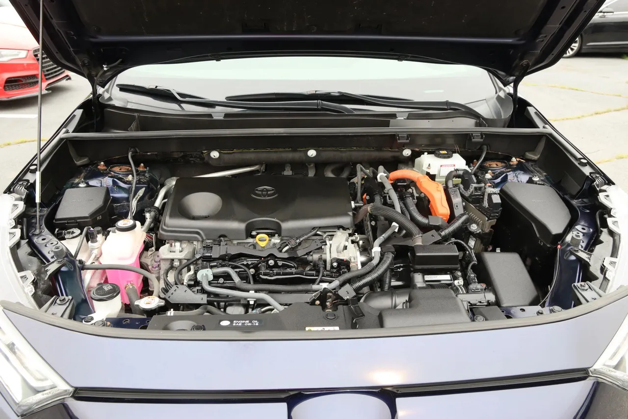 2019 Toyota RAV4 Hybrid — photo 10 of 31