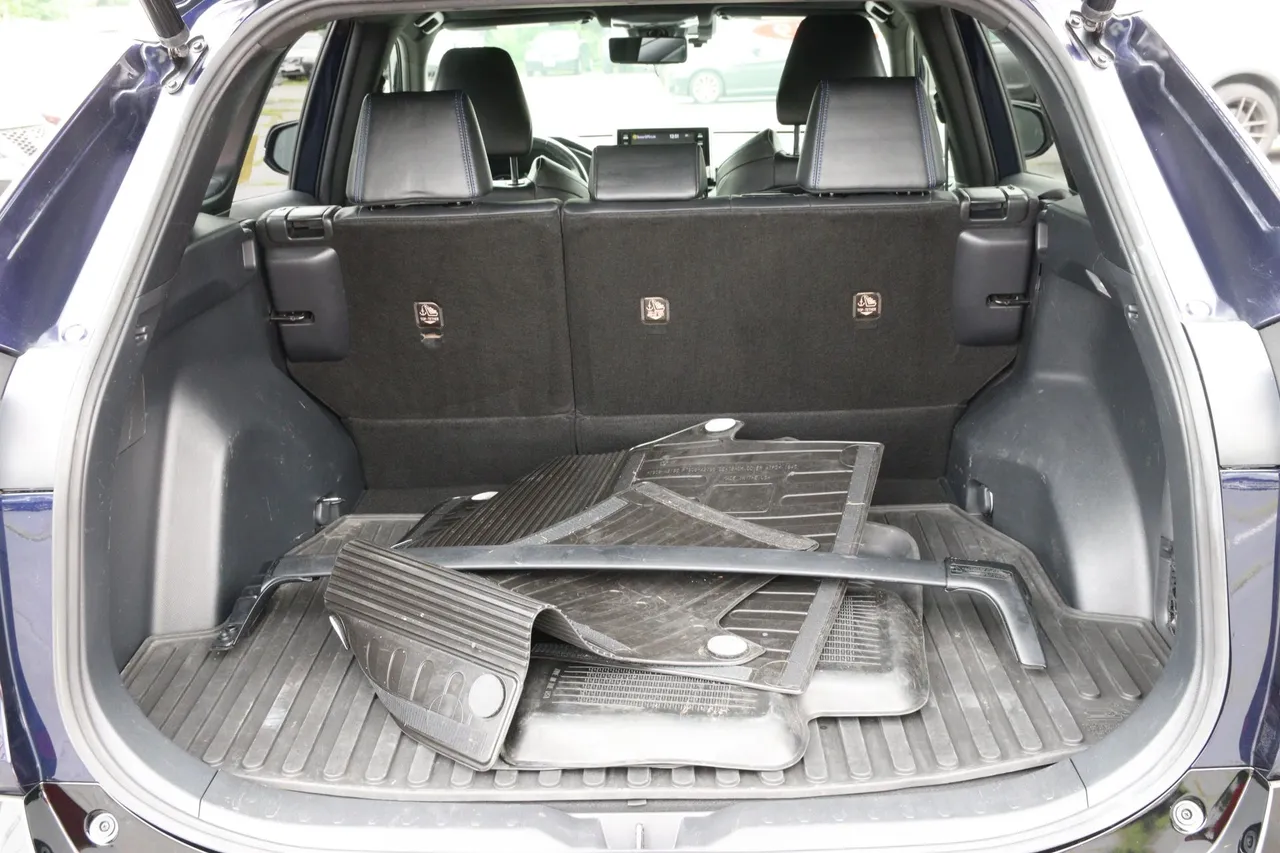 2019 Toyota RAV4 Hybrid — photo 11 of 31