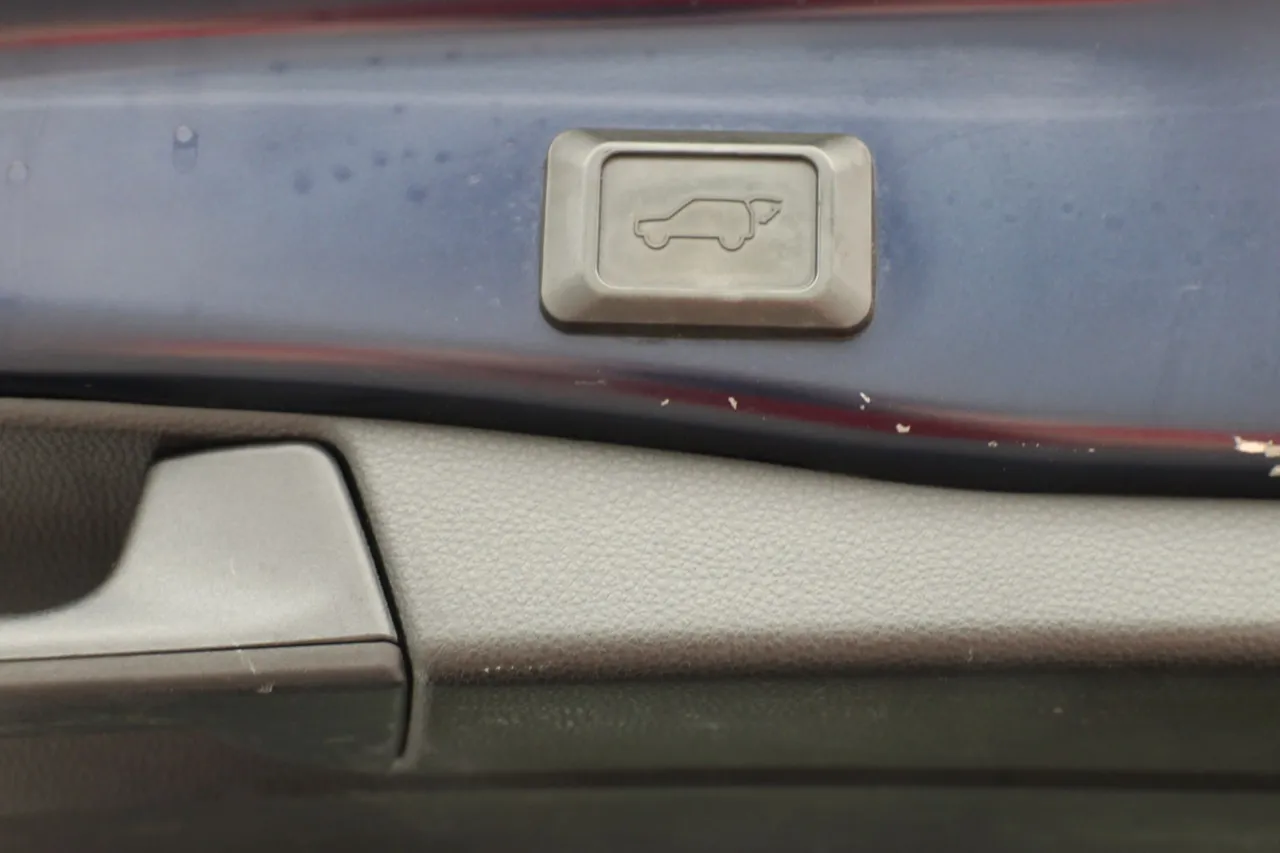 2019 Toyota RAV4 Hybrid — photo 12 of 31